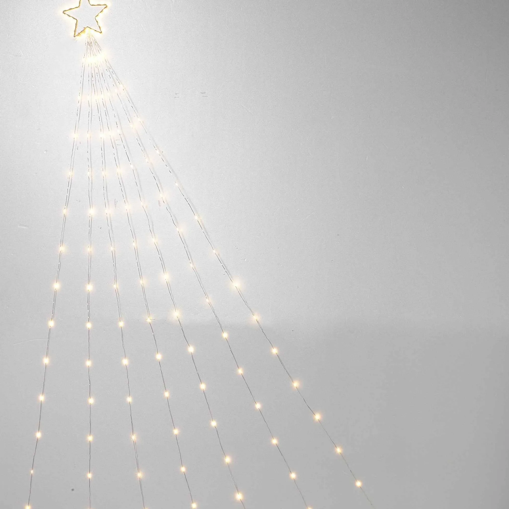 Gerson International 5-In D Electric Shooting Star With 30 Warm White Led Lights & Seven 7' Tails With 21 Led Lights